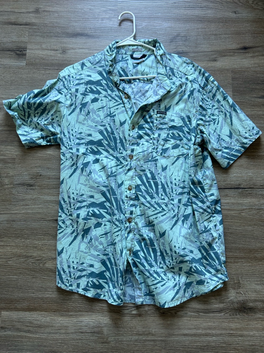 Columbia Men's Short Sleeve Button-Down Shirt in Light Blue and Teal Leaf Print